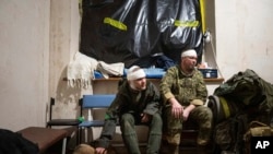 Soldados ucranianos que resultaron heridos en el campo de batalla esperan ser dados de alta de un hospital de campaña en Bájmut, Ucrania, el 26 de febrero de 2023. 