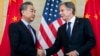 Menteri Luar Negeri AS Antony Blinken, kanan, berjabat tangan dengan Menteri Luar Negeri China Wang Yi selama pertemuan di Nusa Dua di Bali pada 9 Juli 2022. (Foto: AFP)