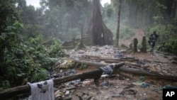 Ropa y basura ensucian el sendero donde los migrantes han estado caminando a través del Tapón del Darién desde Colombia a Panamá con la esperanza de llegar eventualmente a Estados Unidos, el 10 de mayo de 2023.