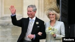 ARCHIVO: El príncipe Carlos de Gran Bretaña y la Duquesa de Cornualles salen de la Capilla de San Jorge en el Castillo de Windsor, al sur de Inglaterra, después del Servicio de Oración y Dedicación tras su matrimonio, el 9 de abril de 2005.