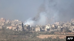 Esta fotografía tomada desde la frontera israelí con la Franja de Gaza muestra humo ondeando sobre el centro de Gaza luego de los ataques israelíes el 31 de diciembre de 2023.