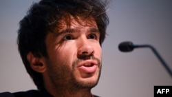 Juan Branco avait été inculpé pour attentat, complot, diffusion de fausses nouvelles et actes et manœuvres de nature à compromettre la sécurité publique ou à occasionner des troubles politiques graves.