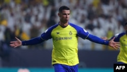 Penyerang klul Al-Nassr Cristiano Ronaldo bereaksi setelah mencetak gol selama pertandingan sepak bola Liga Pro Saudi antara Al-Nassr dan Al-Shabab di Stadion al-Awwal Park di Riyadh pada 23 Mei 2023. (Foto: AFP)