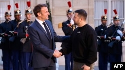 ARCHIVO - El presidente de Ucrania, Volodymyr Zelenskyy, es recibido por el presidente de Francia, Emmanuel Macron, a su llegada al palacio presidencial del Elíseo en París, el 14 de mayo de 2023.