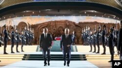 Presiden Rusia Vladimir Putin, kiri, dan Presiden Uzbekistan Shavkat Mirziyoyev mengunjungi taman Yangi O'zbekiston selama kunjungan Putin ke Tashkent, Uzbekistan, Minggu 26 Mei 2024. 