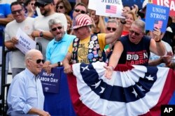 El presidente Joe Biden llega para hablar durante un evento del Día del Trabajo en el Local 19 de Sheet Metal Workers, en Filadelfia, el 4 de septiembre de 2023.