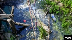 Damaged water supply pipes in the polluted water of Dal Lake, Jammu & Kashmir. (Muzamil Mattoo/VOA)