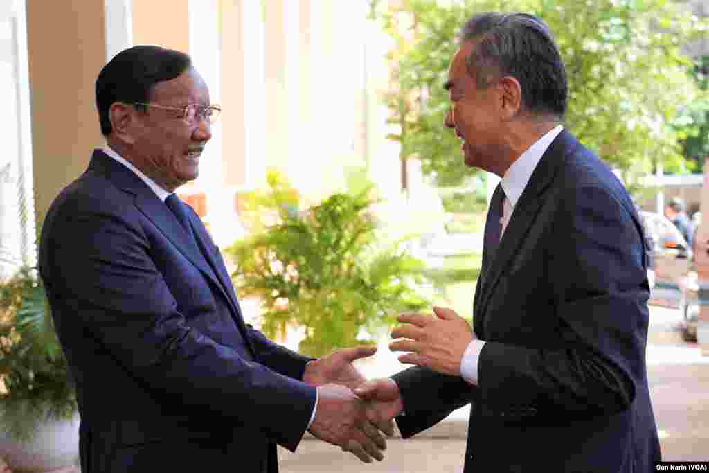 លោក ប្រាក់ សុខុន រដ្ឋមន្រ្តីការបរទេសកម្ពុជា ក្នុងពេលជួបជាមួយរដ្ឋមន្រ្តីការបរទេសចិន នៅ​រាជធានី​ភ្នំពេញ កាលពីថ្ងៃទី១៣ ខែសីហា ឆ្នាំ២០២៣។ (ស៊ុន ណារិន/វីអូអេ)