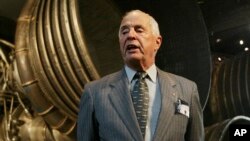 ARCHIVO - El general William Anders, piloto del Módulo Lunar Apollo 8, habla con reporteros frente a los motores del cohete de la primer etapa del vehículo de lanzamiento Apollo 11/Saturn 5, el 20 de julio de 2004, en Washington.