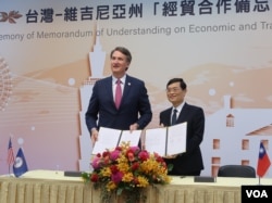 美国维吉尼亚州州长格伦·杨金(Glenn Youngkin)与台湾经济部政次陈正祺于4月25日签署“台湾–维吉尼亚州经贸合作备忘录”。(美国之音特约记者李贤摄影)。