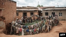 Les vêtements de victimes d'un charnier retrouvés après le génocide.