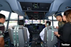 Presiden Joko Widodo didampingi Menteri Pertahanan RI Prabowo, meninjau kokpit pesawat Super Hercules di Pangkalan TNI AU Halim Perdanakusuma, Rabu, 8 Maret 2023. (Twitter/@jokowi)