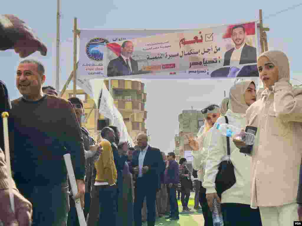Sissi, the army chief who won 97% of the vote in 2018 and 2014, campaigned on the theme of sacrifice, saying, &ldquo;If the price of the nation&rsquo;s progress and prosperity is to go hungry and thirsty, then let us not eat or drink.&rdquo; Arish, Egypt, Dec. 10, 2023. (Hamada Elrasam/VOA)