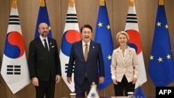 Presiden Korea Selatan Yoon Suk Yeol (tengah) berfoto bersama Presiden Dewan Eropa Charles Michel (kiri) dan Presiden Komisi Eropa Ursula Von der Leyen dalam pertemuan mereka di Seoul, pada 22 Mei 2023. (Foto: Jung Yeon-Je/Pool/AFP)