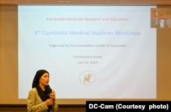 អ្នកស្រី សូ ហ្វារីណា អគ្គនាយករងនៃ មជ្ឈមណ្ឌលឯកសារកម្ពុជា ថ្លែងនៅក្នុងសិក្ខាសិលារបស់និស្សិតវេជ្ជសាស្រ្ត ក្នុងរាជធានីភ្នំពេញ កាលពីថ្ងៃទី២៩ ខែកក្កដា ឆ្នាំ២០២៣។ (DC-Cam)