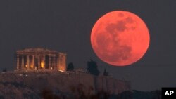 عکس آرشیف از تصویر خسوف که در سال ۲۰۱۸ به وقوع پیوسته بود.