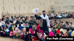 Aktivis pendidikan dan pendiri PenPath, Matiullah Wesa, sedang mengajar anak-anak. (Foto: PenPath)