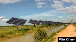 ផ្ទាំងសូឡា​ដែល​ត្រូវ​បាន​តម្លើង​ដោយ​ក្រុម​ហ៊ុនសូឡាសូជី (SOGE) ស្ថិត​ក្នុង​ឃុំ​កោះចិន ស្រុកពញាឮ ខេត្តកណ្តាល កាលពី​ថ្ងៃទី​២២ ខែសីហា ឆ្នាំ​២០២៣។ (កាន់ វិច្ឆិកា/វីអូអេ)