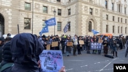 旅英港人在英國外交部前進行反對「23條」立法抗議。 （美國之音 李伯安）