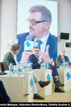 Сергій Плохій - активний учасник різноманітних форумів та конференцій. На фото Плохій у Києві разом з американським істориком Тімоті Снайдером