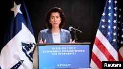 ARCHIVO - La secretaria de Comercio de EEUU, Gina Raimondo, durante una conferencia de prensa el 27 de mayo de 2023.
