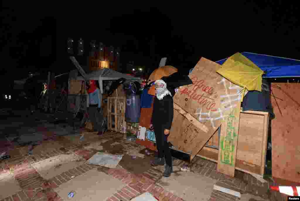 Imágenes mostradas por KABC, afiliada a ABC, mostraron a personas empuñando palos para, al parecer, atacar tablas de madera que se levantaban como una barricada improvisada para proteger a los manifestantes pro-palestinos.
