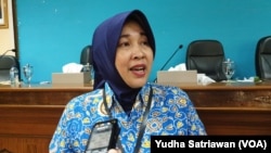 Pakar hukum tata negara Fakultas Hukum, Universitas Sebelas Maret (UNS) Solo, Profesor Sunny Ummul Firdaus saat diwawancarai VOA, Senin, 16 Oktober 2023. (Foto: Yudha Satriawan/VOA)