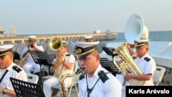 Una banda toca en el puerto de La Libertad, en El Salvador, en un fin de semana que atrae turistas.