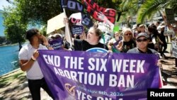 FILE: Para pendukung hak aborsi berkumpul untuk meluncurkan kampanye 'Yes On 4' mereka dengan pawai dan unjuk rasa selama enam minggu untuk menentang larangan aborsi di Orlando, Florida, AS, 13 April 2024. (REUTERS/Octavio Jones)