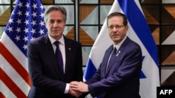 រដ្ឋមន្ត្រីការបរទេសសហរដ្ឋអាមេរិក​លោក Antony Blinken ជួបពិភាក្សាជាមួយ​ប្រធានាធិបតី​អ៊ីស្រាអែល​លោក Isaac Herzog នៅទីក្រុង Tel Aviv ប្រទេស​អ៊ីស្រាអែល​ នាថ្ងៃទី១ ខែឧសភា ឆ្នាំ២០២៤។ 