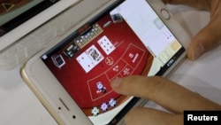 ILUSTRASI - Perputaran uang dalam judi online di Indonesia mencapai Rp327 triliun sepanjang tahun 2023. (REUTERS/Bobby Yip).