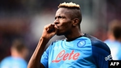 Victor Osimhen, sous contrat jusqu’en 2025 avec Naples, n’est officiellement pas sur le marché des transferts. 