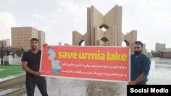 Təbrizdə milli fəallar Şairlər Məqbərəsi yanında Urmiyə gölünün durumu haqqında xəbərdarlıq verən plakat nümayiş etdirib