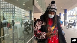 নিউইয়র্কে বেলভিউ হাসপাতালে চেক-আপের পর গাড়ির অপেক্ষায় ফ্র্যাঙ্ক কোপ। ৩ জানুয়ারি, ২০২৪। 