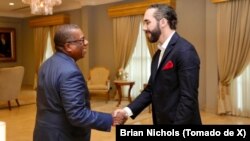 El subsecretario de Estado para Asuntos del hemisferio occidental de Estados Unidos, Brian A. Nichols, junto al presidente de El Salvador, Nayib Bukele, el 25 de octubre de 2023.