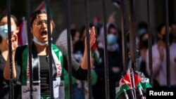 Полицијата на различни кампуси уапси стотици, но студентскиот гнев останува поради поддршката на САД за војната во Газа и финансиските и академските врски на универзитетите со Израел и со производителите на оружје