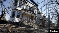 Expertos advierten que el consejo difundido en un video por un migrante indocumentado sobre la práctica de “squatting” en Estados Unidos podría acarrear serias repercusiones legales, particularmente para los migrantes indocumentados. Crédito: Reuters