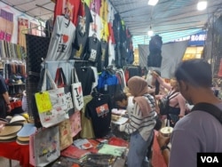 香港傳統夜市只能依靠消費能力不高的東南亞遊客支撐 (美國之音/林淦峰)