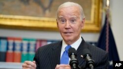 El presidente Joe Biden responde a las preguntas de los periodistas después de hablar sobre el informe de empleo de septiembre en la Sala Roosevelt de la Casa Blanca, el 6 de octubre de 2023, en Washington.