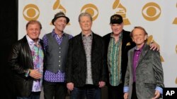 FILE - The Beach Boys (dari kiri: Bruce Johnston, David Marks, Brian Wilson, Mike Love dan Al Jardine) berpose di belakang panggung pada acara tahunan Grammy Awards ke-54 di Los Angeles, 12 Februari 2012. (AP/Mark J. Terrill)