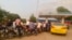 Des voitures et des motos font la queue à une station-service, espérant remplir leur réservoir à Ndjamena, au Tchad, le 4 mai 2023.