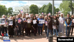 تجمع خانواده‌های زندانیان دوتابعیتی در مقابل کاخ سفید