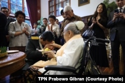 Prabowo Subianto sungkem kepada bibinya, Sukartini Silitonga-Djojohadikusumo, adik mendiang ayah Prabowo, Soemitro Djojohadikusumo, dalam acara syukuran di kediamannya usai penganugerahan pangkat istimewa, di Jakarta, Rabu, 28 Februari 2024. (Foto: TPN Prabowo-Gibran)