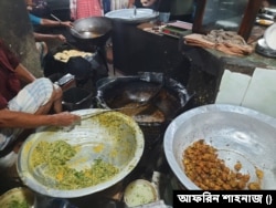 ধানমন্ডি হকার্স মার্কেটের কোণায় ভাজা হচ্ছে সবজির পাকোড়া ও জিলাপি।