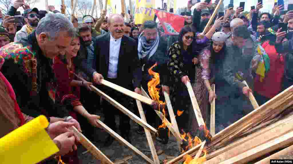 Jinên Îdirê bi Cilên Kurdî Beşdarî Newozê Bûn