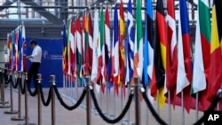 Se observan banderas de países de la Unión Europea de cara la próxima cumbre regional en el edificio del Consejo Europeo en Bruselas, el 20 de marzo de 2024.