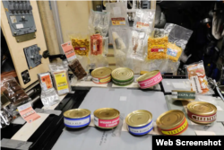 بین الاقوامی خلائی اسٹیشن پر ڈنر ٹیبل کچھ اس طرح سجائی جاتی ہے۔ ان ڈبوں اور پیکٹوں میں مختلف قسم کے کھانے بند ہیں جنہیں گرم ہوا پر کام کرنے والے اون میں گرم کر کے کھایا جاتا ہے۔