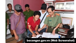 Công an tỉnh Trà Vinh thi hành Lệnh bắt tạm giam bị can đối với ông Tô Hoàng Chương. Ảnh: Bộ Công an Việt Nam.