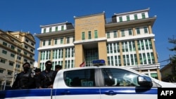 រូបឯកសារ៖ ប៉ូលិស​ចុះល្បាតនៅមុខសាលាដំបូងរាជធានីភ្នំពេញ កាលពីថ្ងៃទី៣ ខែមីនា ឆ្នាំ២០២៣។ 