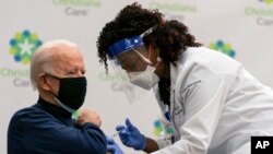 Джо Байдену делают прививку от COVID-19, 21 декабря 2020